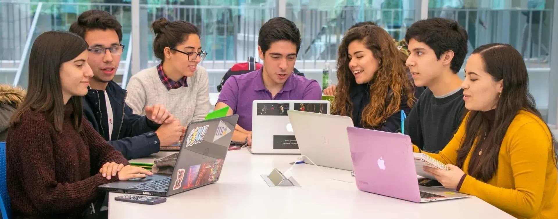 Personas estudiando